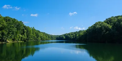Scenic view of a lush green sandstone gorge with a waterfall at Hocking Hills, Ohio