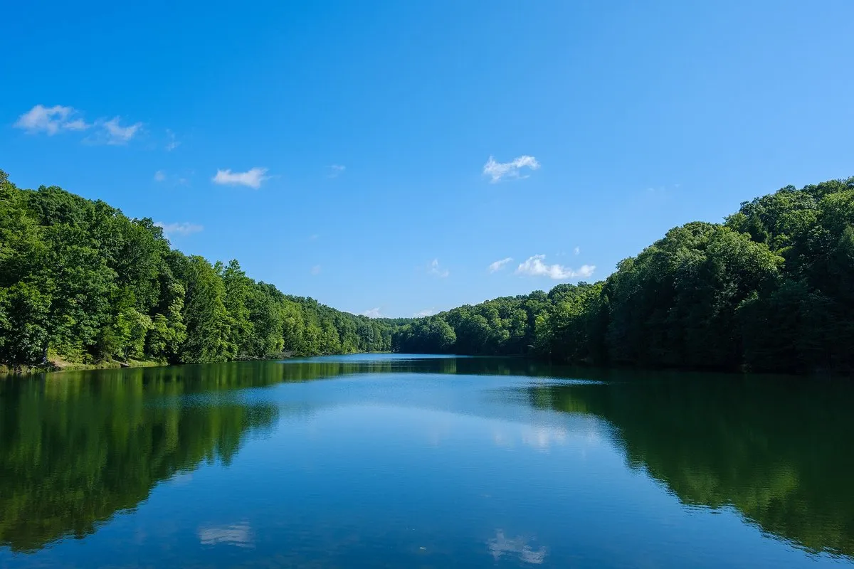 Scenic view of a lush green sandstone gorge with a waterfall at Hocking Hills, Ohio